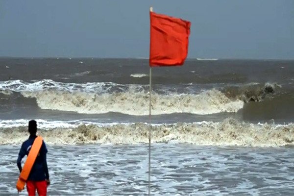 ১২ ফুট উচ্চতায় চট্টগ্রাম-কক্সবাজারে জলোচ্ছ্বাসের আশঙ্কা: ঘূর্ণিঝড় রেমাল