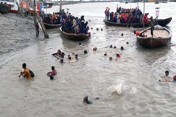 মহাবিপদ সংকেতের মধ্যে ৮০ জন যাত্রী নিয়ে ট্রলারডুবি:নিখোঁজ-২