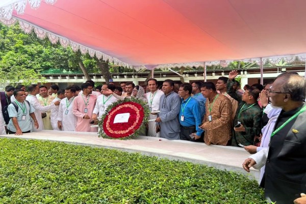 বঙ্গবন্ধুর সমাধিতে আওয়ামী লীগের কৃষি ও সমবায় উপ-কমিটির শ্রদ্ধা