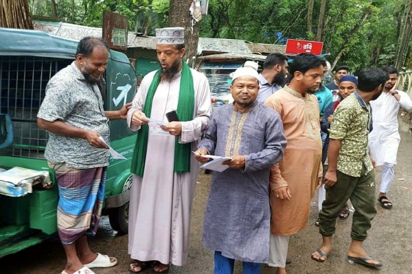 চন্দনাইশ পৌরসভায় বৈদ্যুতিক বাল্ব মার্কার সমর্থনে  সোলাইমান ফারুকীর গণসংযোগ