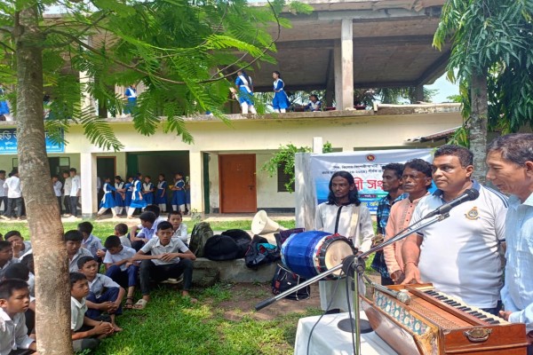 গানে গানে সচেতনায় কাপ্তাই তথ্য অফিসের লোক সঙ্গীত দল