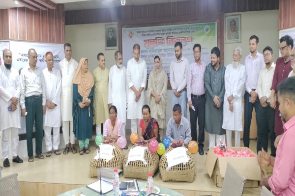 ফটিকছড়িতে অনগ্রসর ক্ষুদ্র নৃ-গোষ্টির মাঝে মুরগি বিতরণ