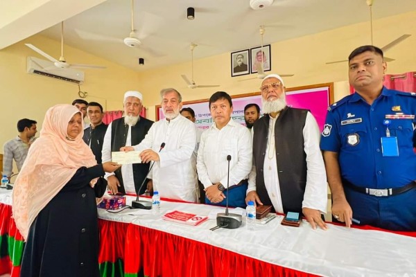 ক্যান্সার আক্রান্ত রোগীদের মাঝে আর্থিক অনুদানের চেক বিতরণ