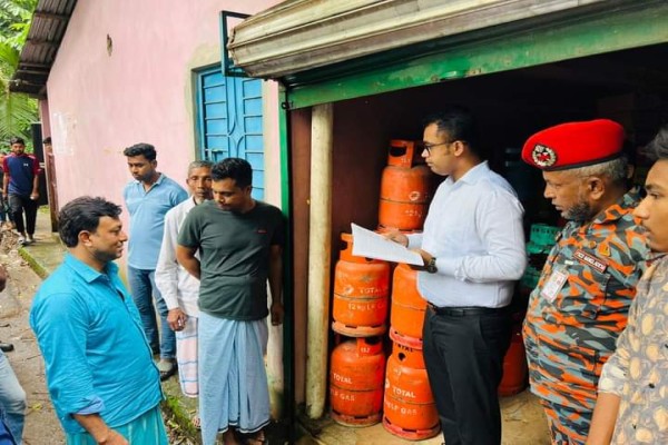 সীতাকুণ্ডে অবৈধভাবে গ্যাস সিলিন্ডার রাখায় ৩ ব্যবসায়ীকে জরিমানা