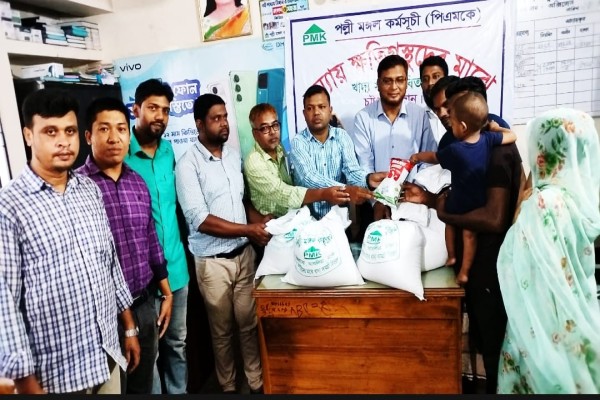 বন্যা দুর্গত দুই হাজারের অধিক পরিবারে বেসরকারি উন্নয়ন সংস্থা পল্লী মঙ্গল কর্মসূচির খাদ্য সামগ্রী বিতরণ