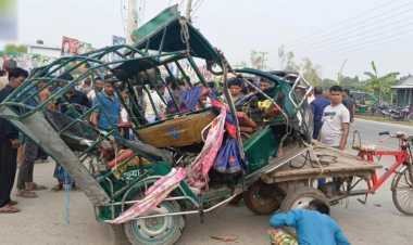 কাভার্ডভ্যান চাপায় প্রাণ গেলো ইজিবাইকের ৪ যাত্রীর