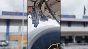 বিমানবন্দরে বোর্ডিং ব্রিজের সঙ্গে বিমানের ধাক্কা, ফ্লাইট বিলম্ব