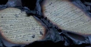 কড়াইল বস্তিতে হাজারো ঘরবাড়ি পুড়লেও অক্ষত ‘পবিত্র কুরআন’