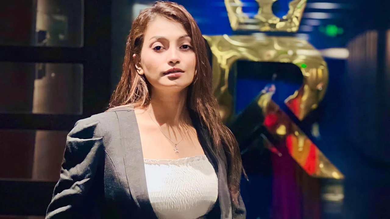 ছিনতাই হলো উপহার পাওয়া নায়িকা রাজ রিপার আইফোন