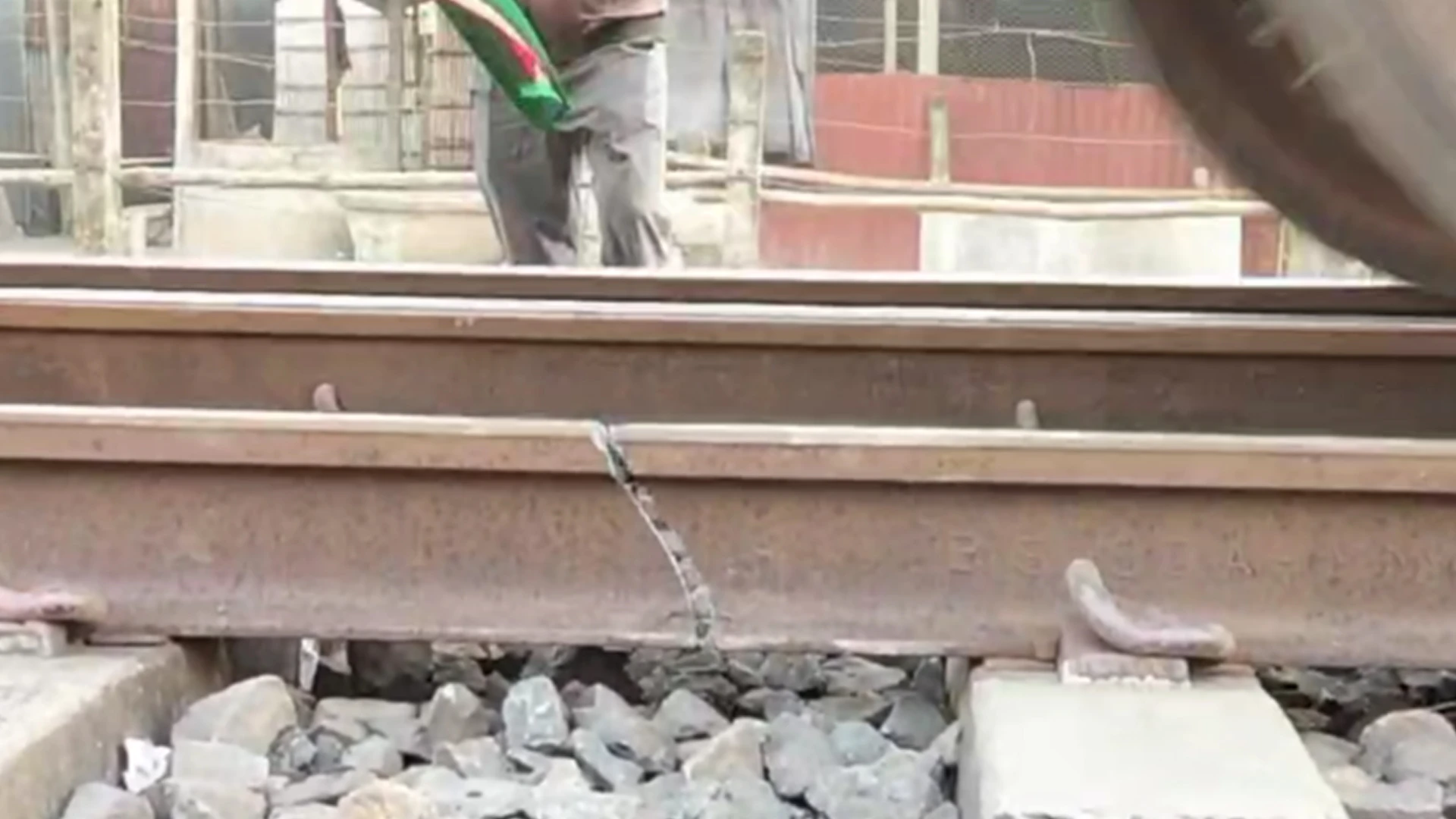 নাটোরে রেললাইনে ফাটল