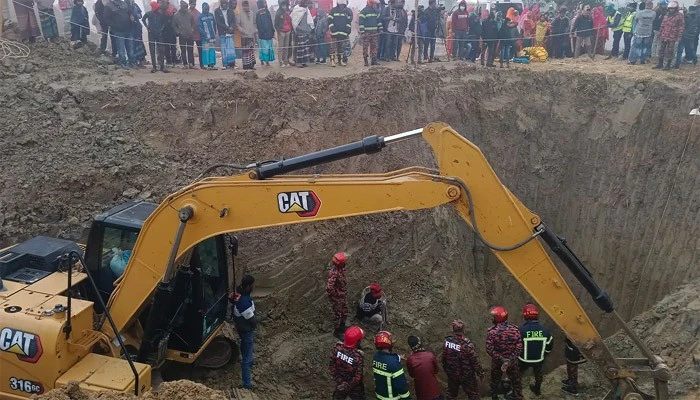 ৪২ ফুট গভীরেও সন্ধান মেলেনি শিশুর, আরও ১০ ফুট গর্ত খননের সিদ্ধান্ত