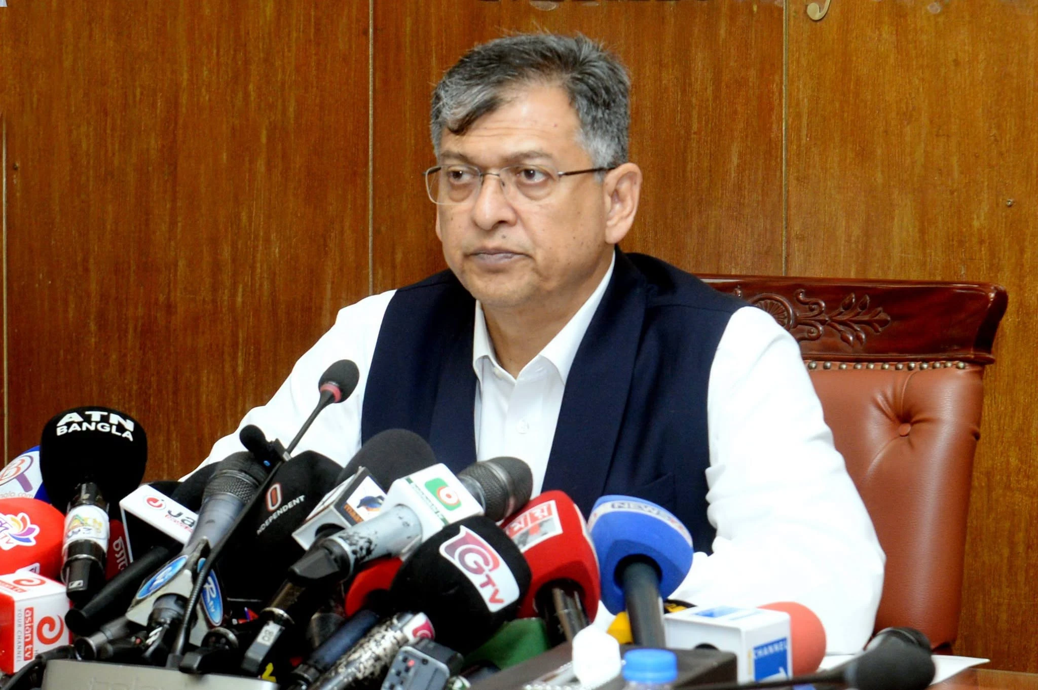 জনবান্ধব পুলিশ গঠনে পুরস্কার ও তিরস্কারের নীতি অব্যাহত থাকবে: স্বরাষ্ট্রমন্ত্রী